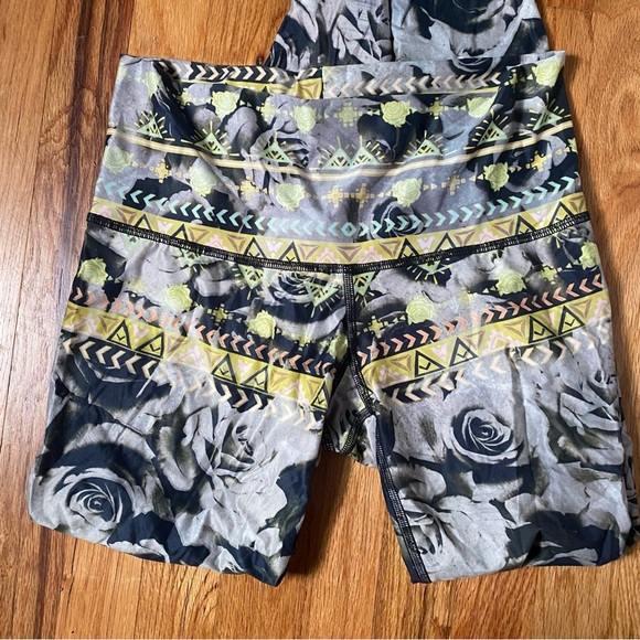 TEEKI Tribal Roses Low Rise Yoga Fitness Leggings Medium Athleisure Boho - Picture 4 of 9